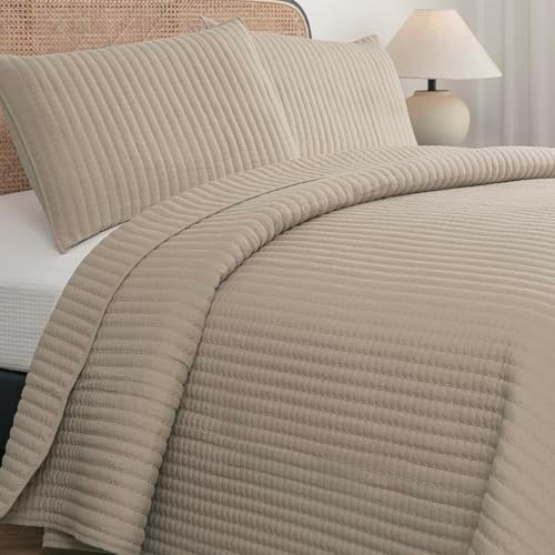 Petrichor Light Taupe King Size Quilt Set with Pillowcases