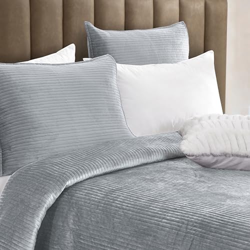 Elegant Comfort Luxury 3-Piece Velvet Quilt Set