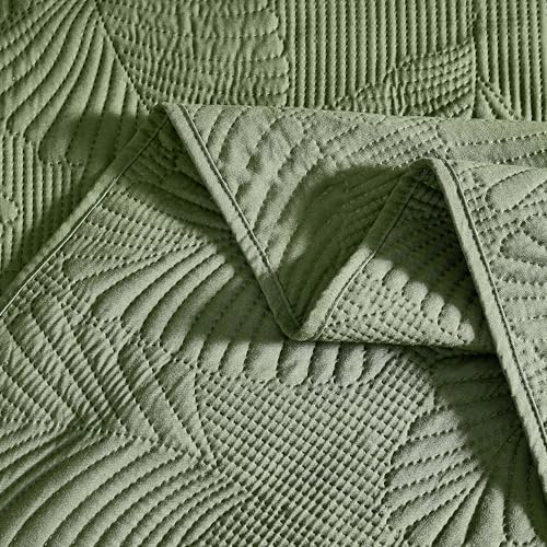 B2EVER Lightweight Leaf Print Quilt Set