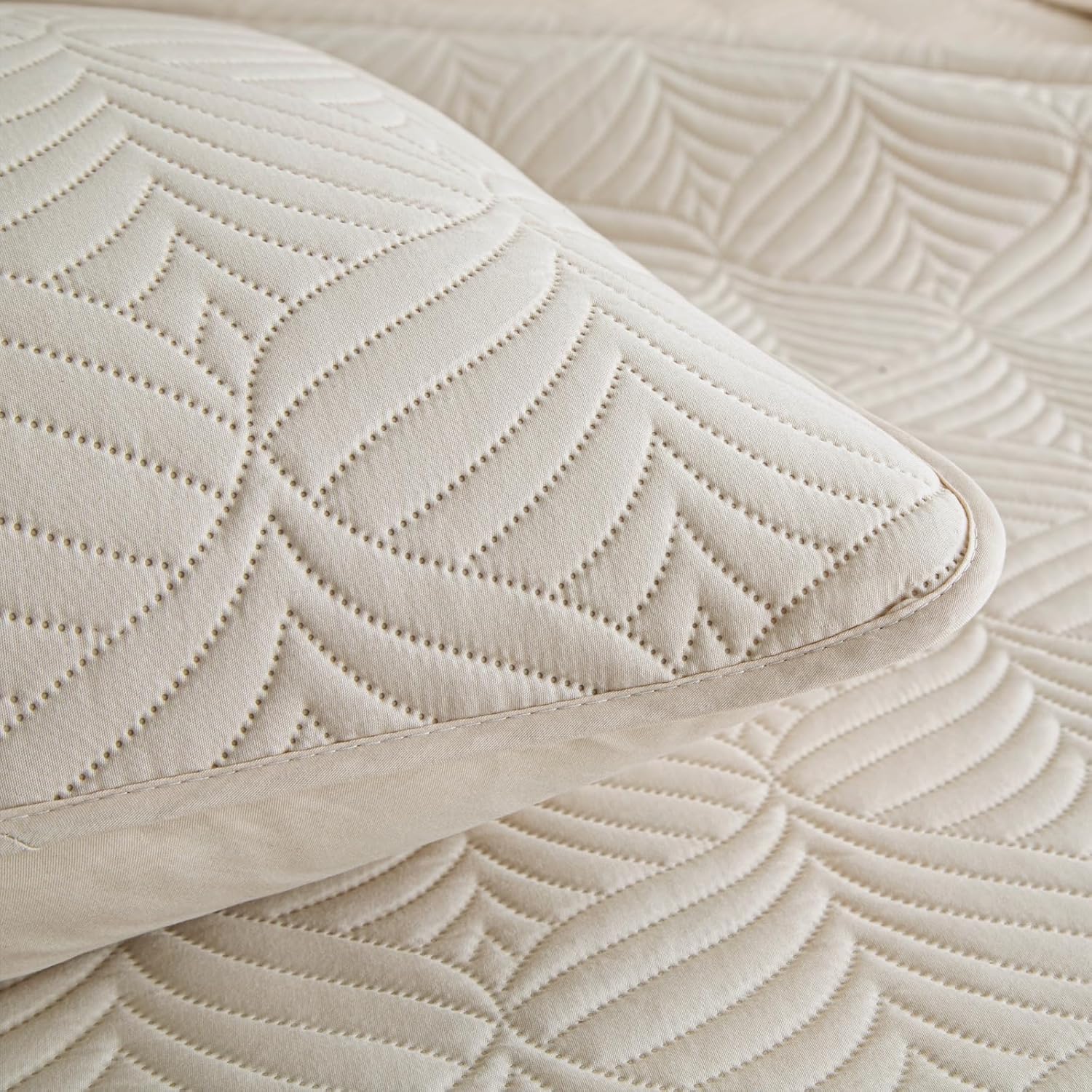 Whale Flotilla Brich Beige King Quilt Set