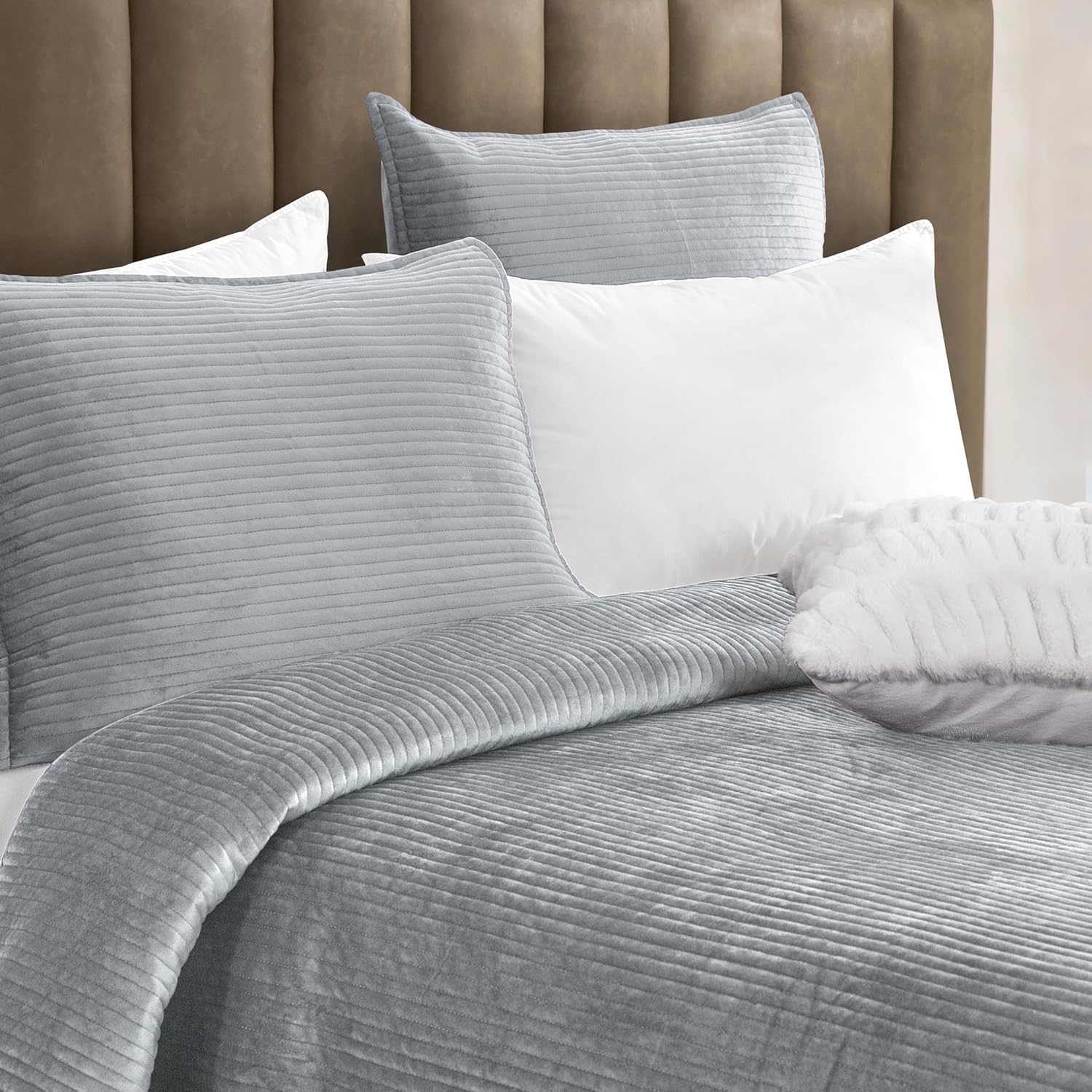 Elegant Comfort Luxury 3-Piece Velvet Quilt Set