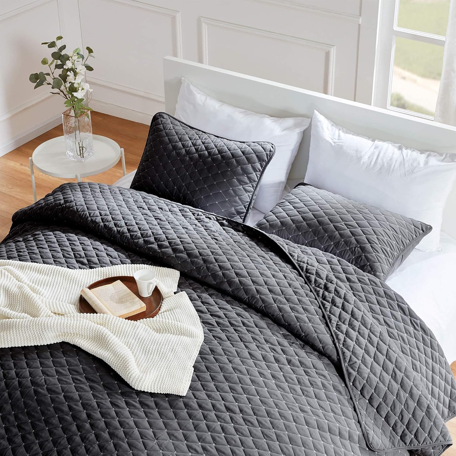 SLEEP ZONE Reversible Quilt Set - Black Diamond Pattern