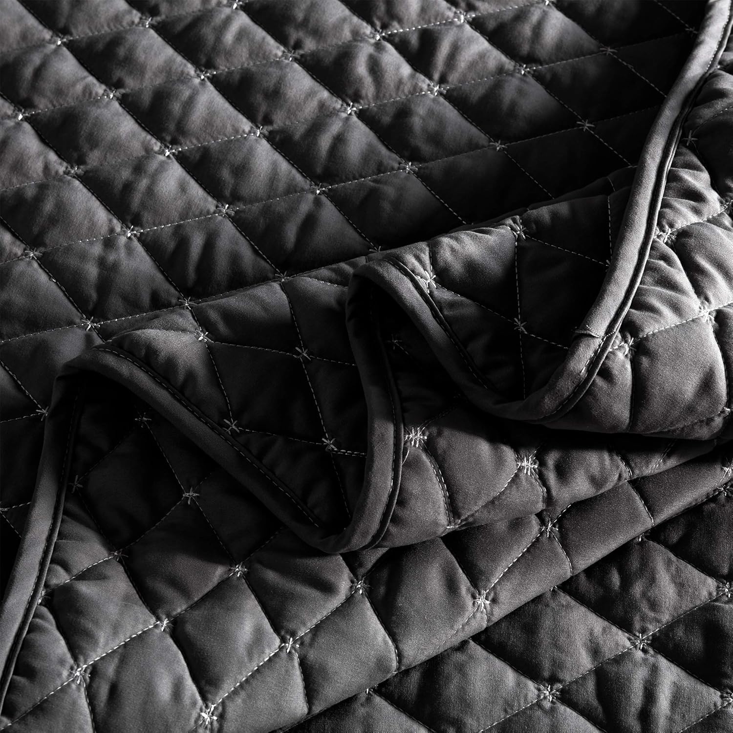 SLEEP ZONE Reversible Quilt Set - Black Diamond Pattern