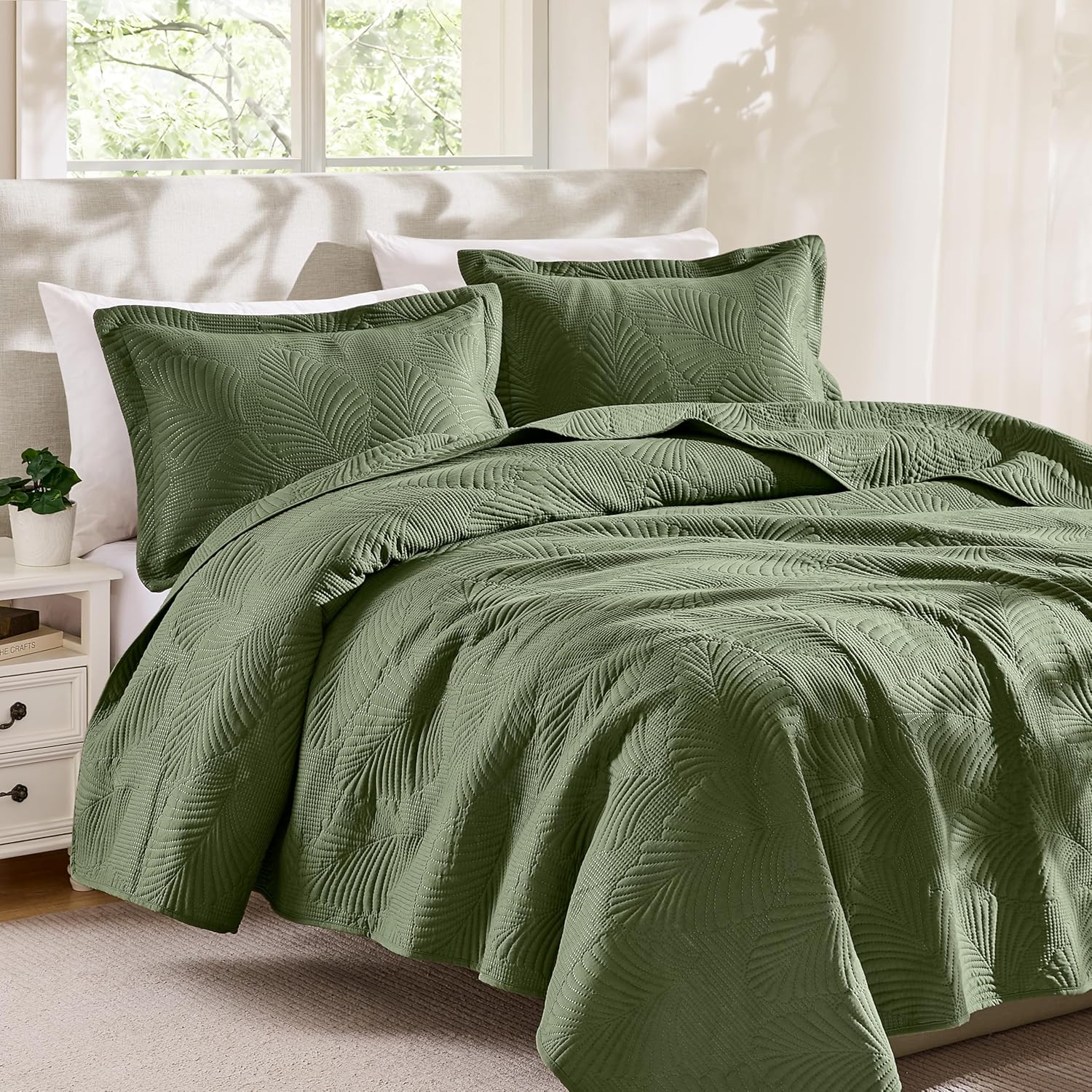 B2EVER Lightweight Leaf Print Quilt Set