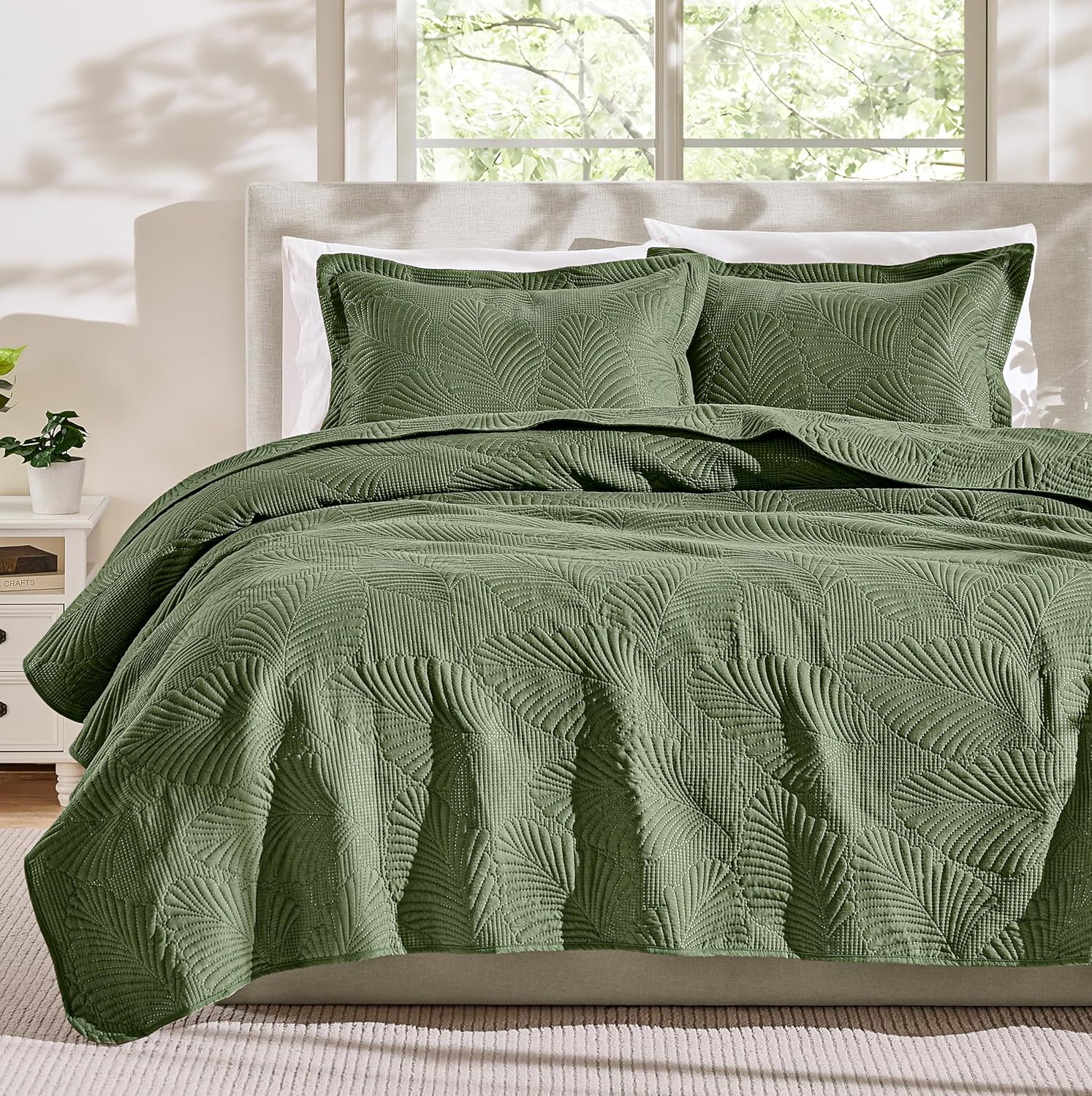 B2EVER Lightweight Leaf Print Quilt Set