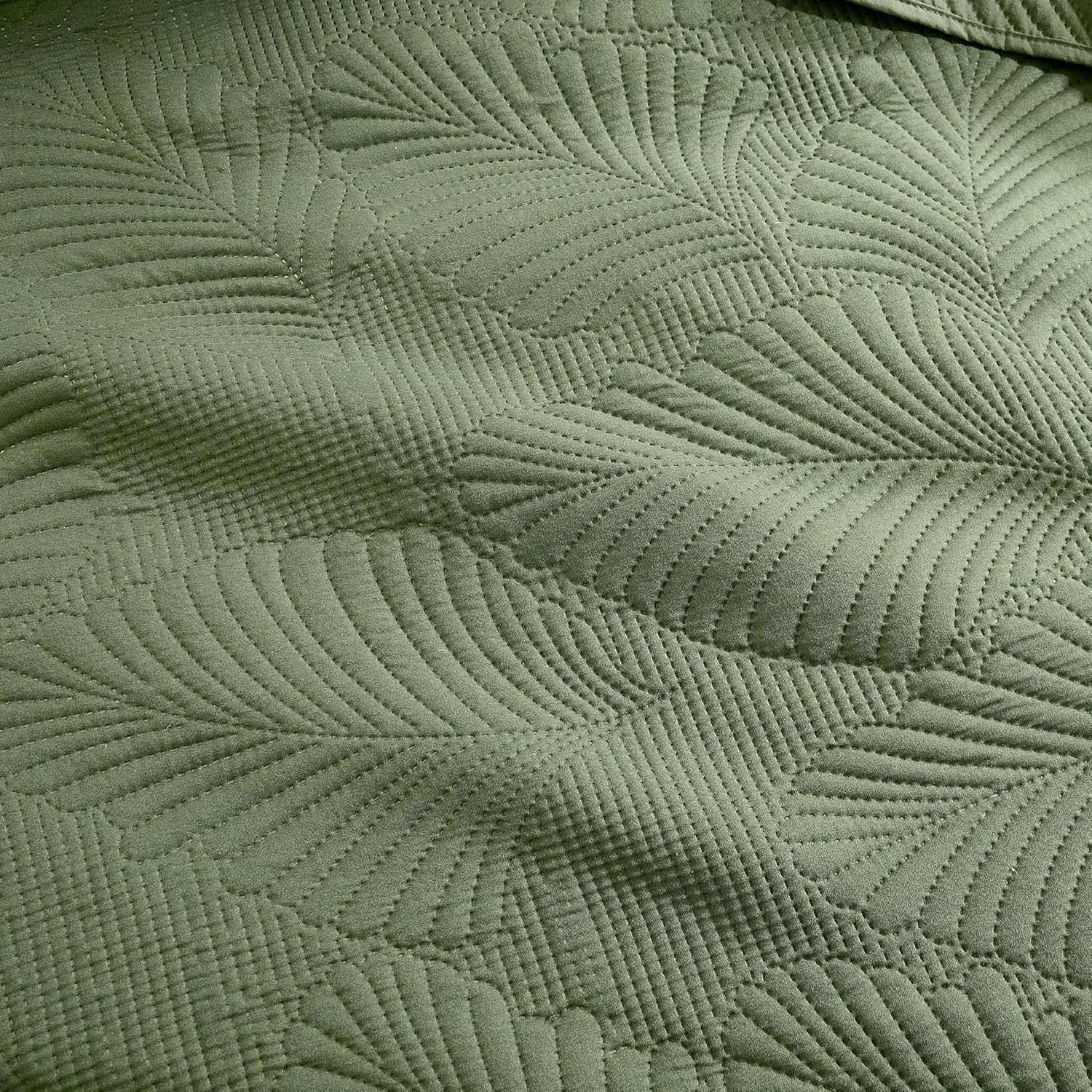 B2EVER Lightweight Leaf Print Quilt Set