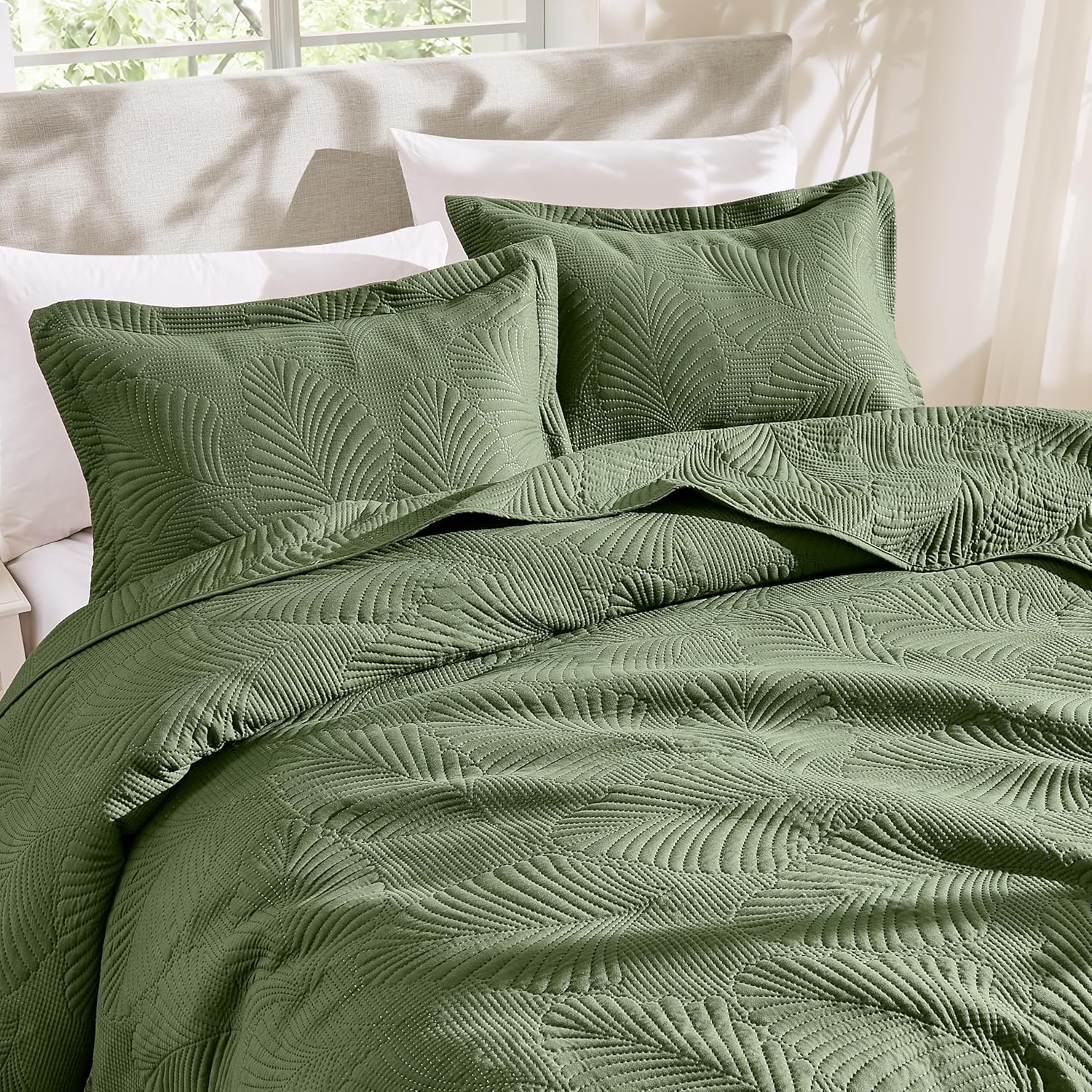 B2EVER Lightweight Leaf Print Quilt Set