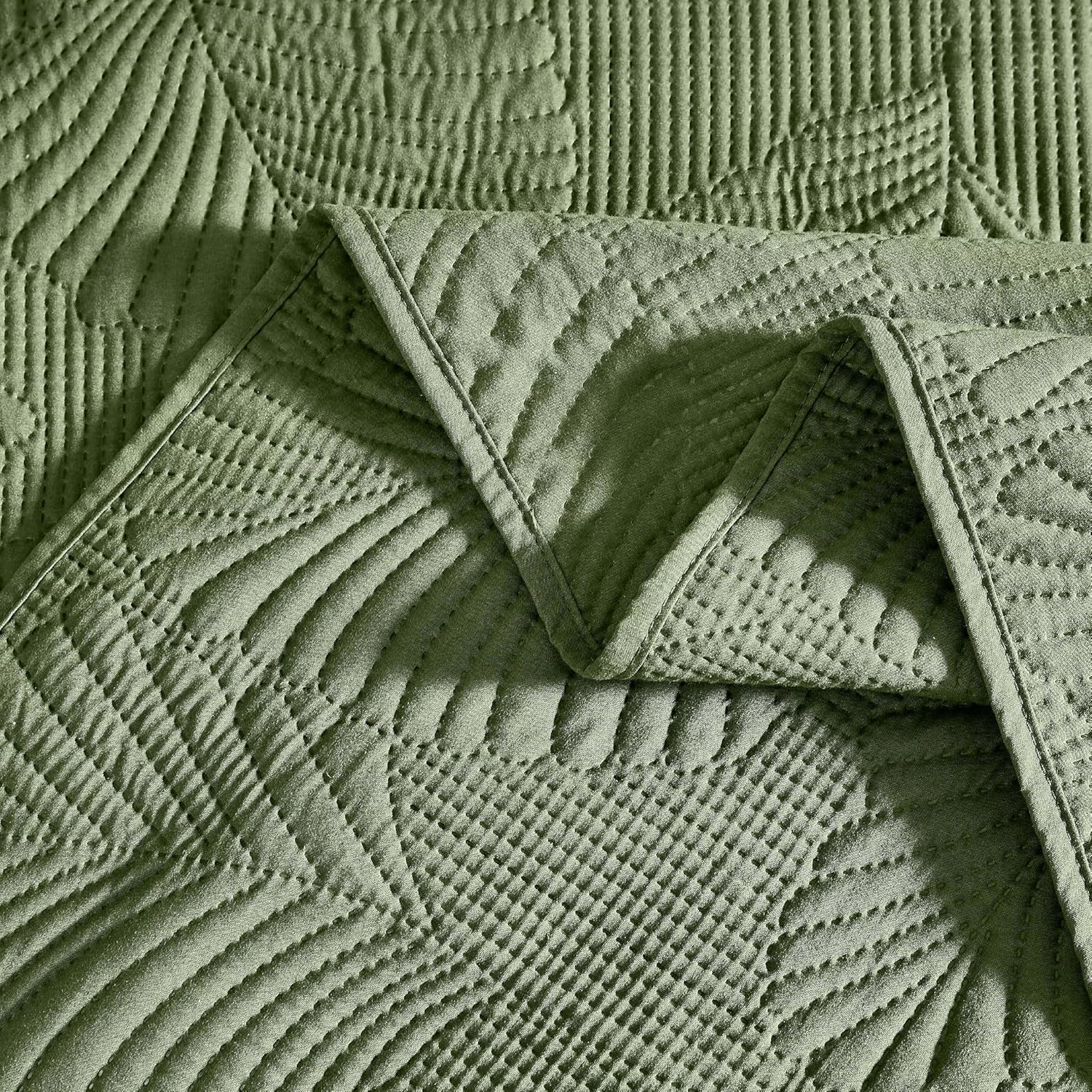 B2EVER Lightweight Leaf Print Quilt Set