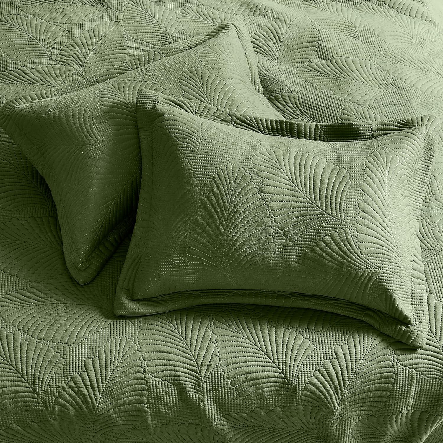 B2EVER Lightweight Leaf Print Quilt Set